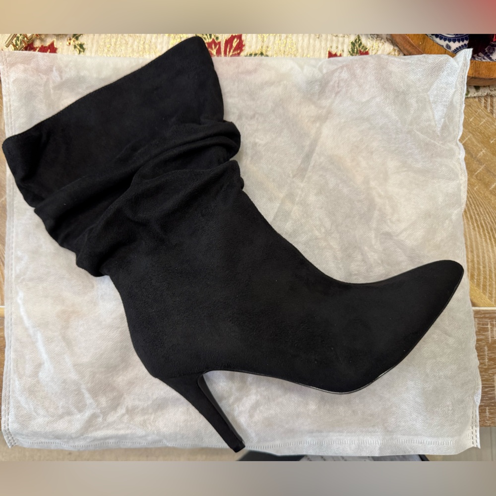 Beautiful Black Women's Ruched Suede Boots size 9 NWT! - Picture 4 of 5